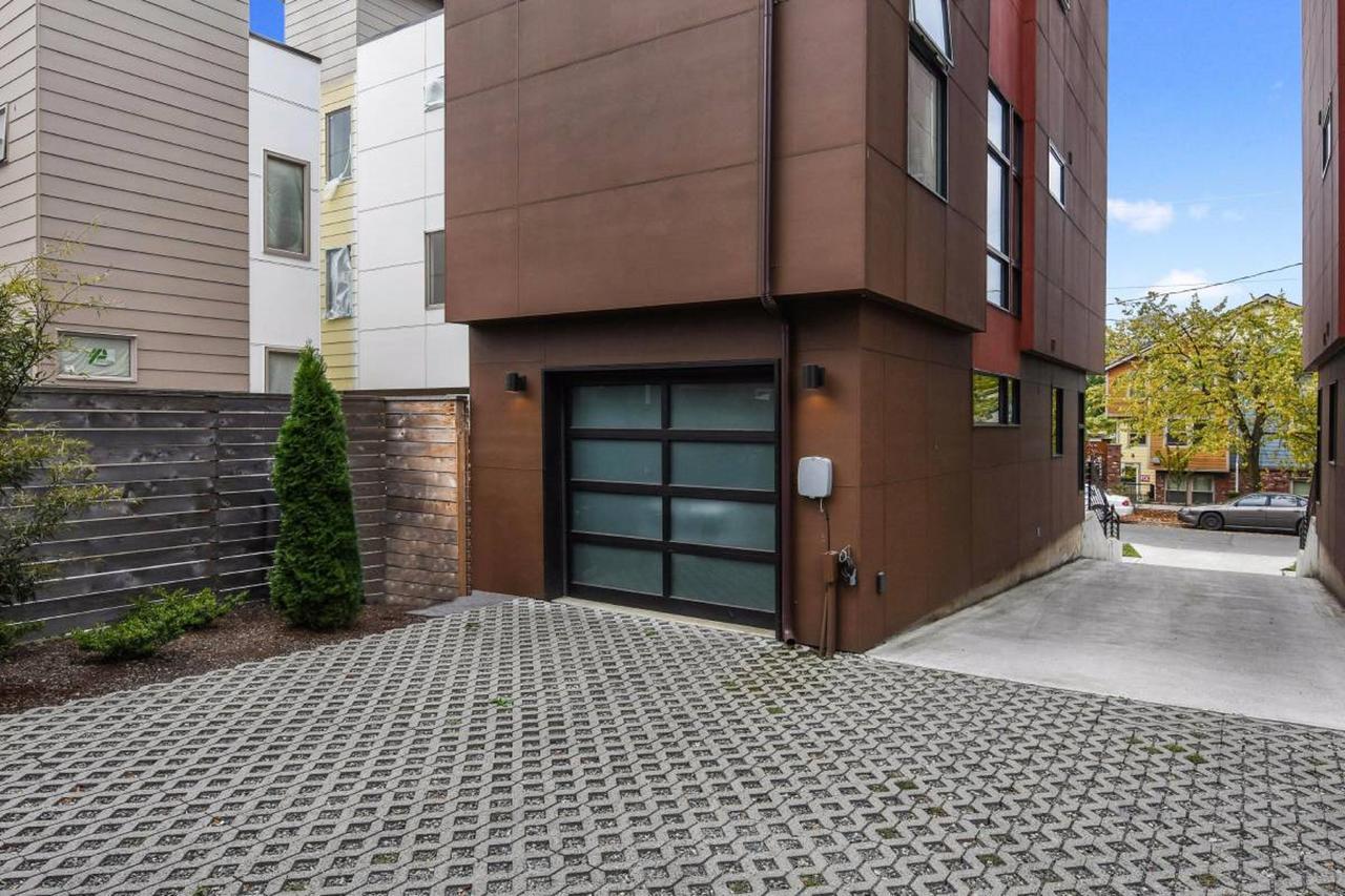 Modern Home With Rooftop Oasis Seattle Buitenkant foto