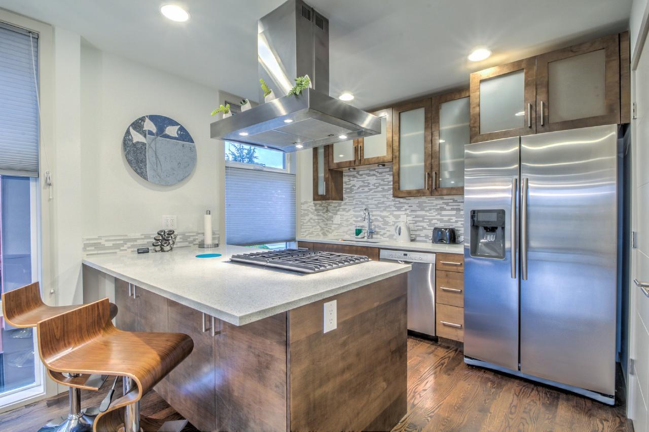 Modern Home With Rooftop Oasis Seattle Buitenkant foto